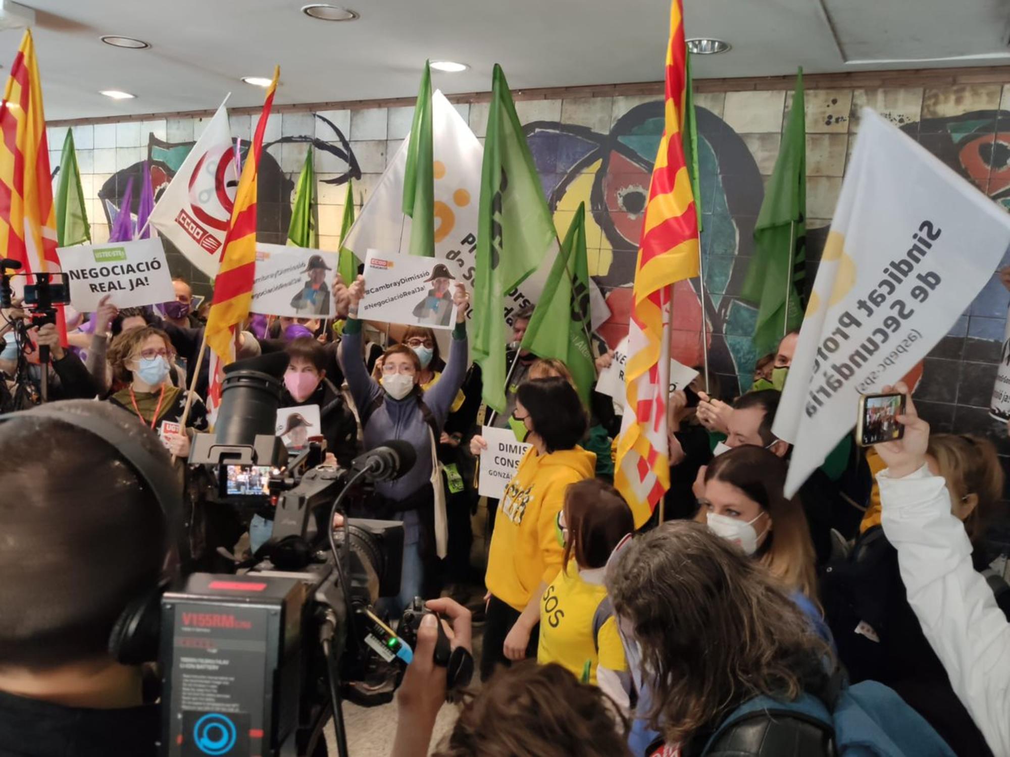 Sindicatos catalanes ocupan la Consellería de Educación